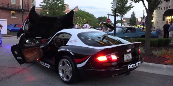 Иззет от шофьор, карал с 204 км/ч, този Dodge Viper от 2000 г. влиза в автопарка на полицейското управление в Плейнфийлд през 2007 г. Според Марио Марцета от полицията в Плейнфийлд, шофьорът на Viper е избягал.

Черен отвън и с кожен салон в цвят коняк, Viper носи американското знаме на предния капак. Въпреки че би се превърнало в изключително способно превозно средство за преследване, това задвижвано от V10 двигател чудовище се използва за събития DARE, в които се обучават деца.
